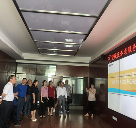 長沙、湘潭市人大調(diào)研發(fā)展養(yǎng)老公司雷鋒路社區(qū)居家養(yǎng)老服務中心